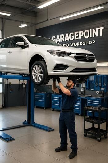 GaragePoint boksunda qaldırıcıda yoxlanılan avtomobil