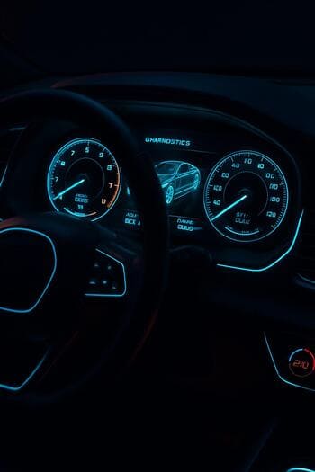 Neon işıqlar altında sükan arxasından şəhər gecə mənzərəsi