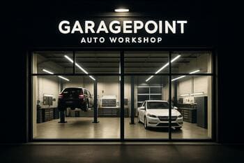 Gecə vaxtı neon işıqlı GaragePoint avtoservisinin giriş hissəsi