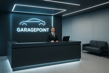 GaragePoint qəbul masasının arxasında müştəriləri qarşılayan menecer
