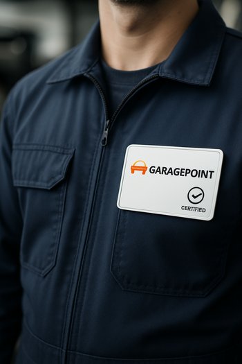 GaragePoint ustasının sinəsində pinco sertifikat nişanı