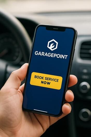 GaragePoint tətbiqində növbəni təsdiqləyən sürücü telefonu əlində tutur