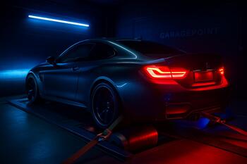 Neon işıqlı GaragePoint boksunda dyno stendində yoxlanılan mühərrik