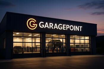 Neon GaragePoint məntəqəsinin gecə vaxtı fasadı