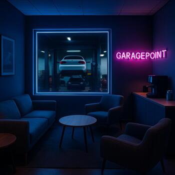 Gecə saatlarında GaragePoint gözləmə zonasının neon işıqlı interyeri